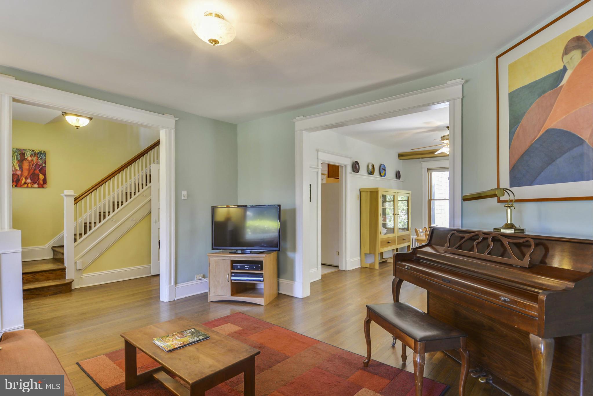 727 Chesapeake Avenue Silver Spring, MD 20910 - Photo 4 of 29 Living Room