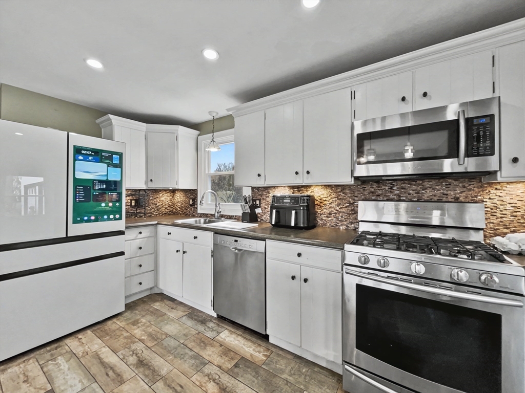 23 Rachel Street Springfield, MA 01129 - Photo 4 of 35