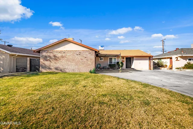 a front view of house with yard