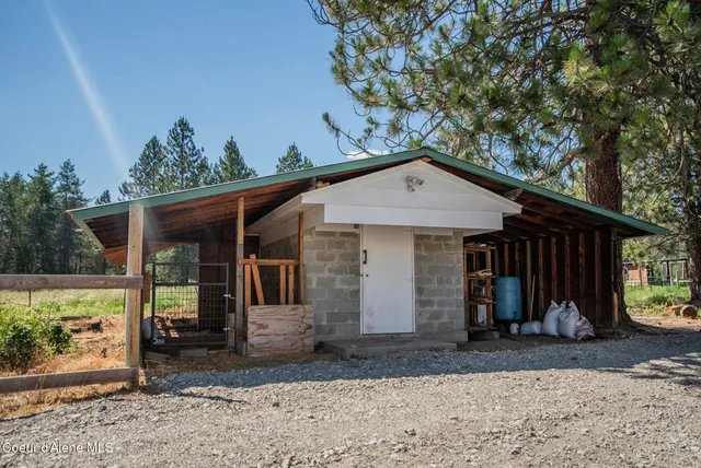 $900,000 | 2585 Clagstone Road, Spirit Lake, ID 83869