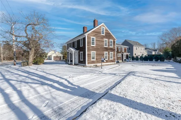 $2,800 | 1382 Hope Street, Unit 1, Bristol, RI 02809