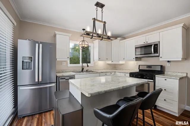 $164,900 | 411 West Knoll Crest Drive, Peoria, IL 61614