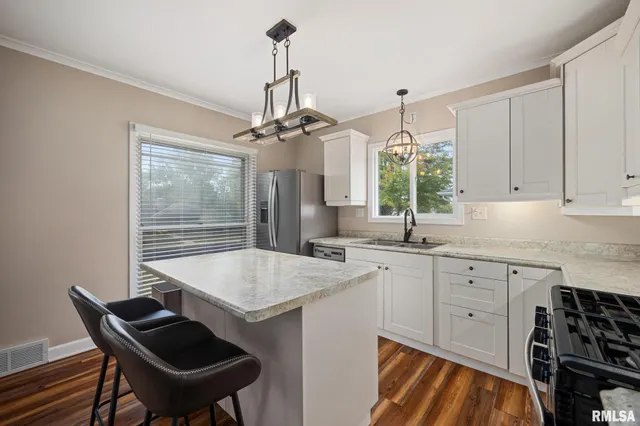 $164,900 | 411 West Knoll Crest Drive, Peoria, IL 61614