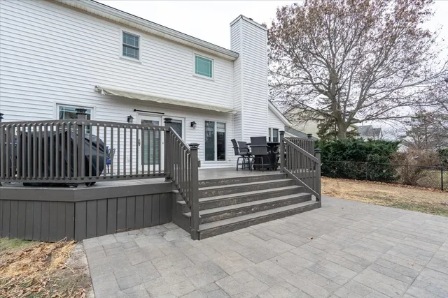a view of entryway with a garden