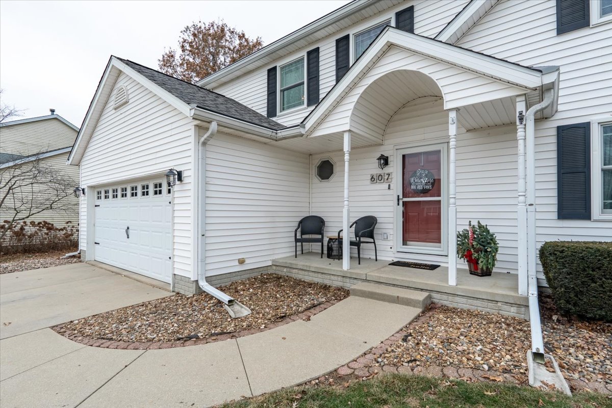 607 Old Farm Road Bloomington, IL 61704 - Photo 4 of 40 a front view of a house with garden