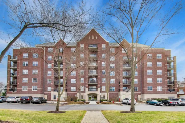 $265,000 | 410 West Mahogany Court, Unit 305, Palatine, IL 60067