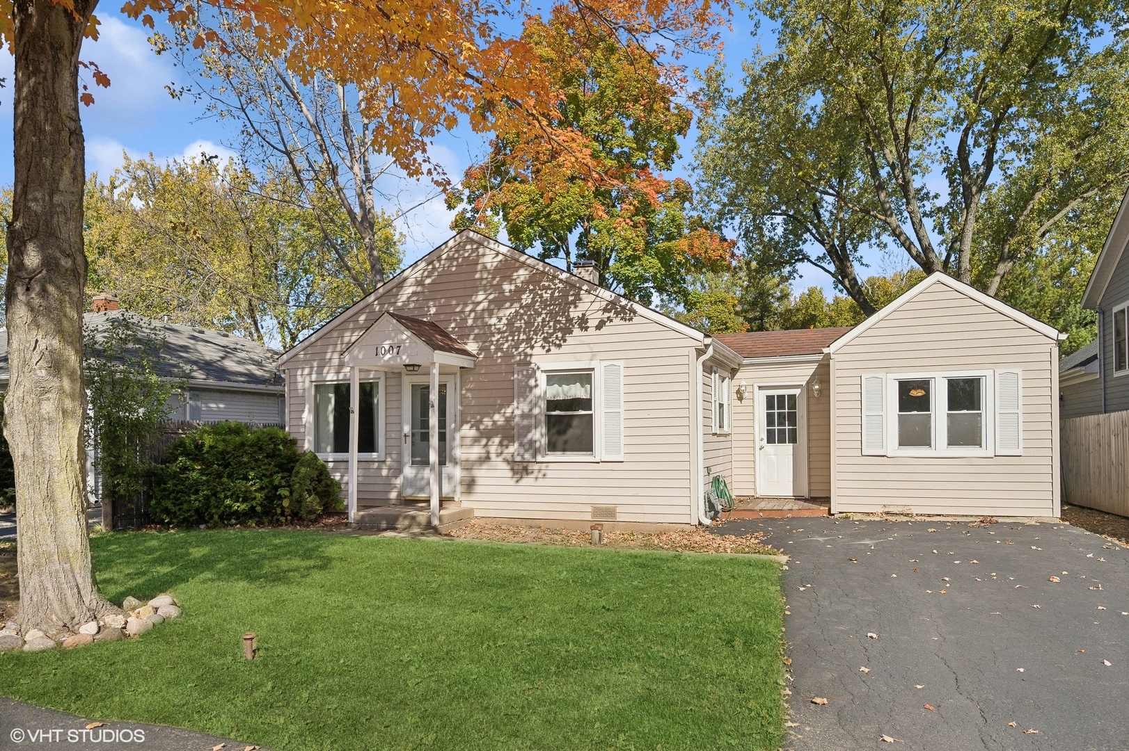 1007 Rockland Road Lake Bluff, IL 60044 - Photo 1 of 10 Gallery Image 1