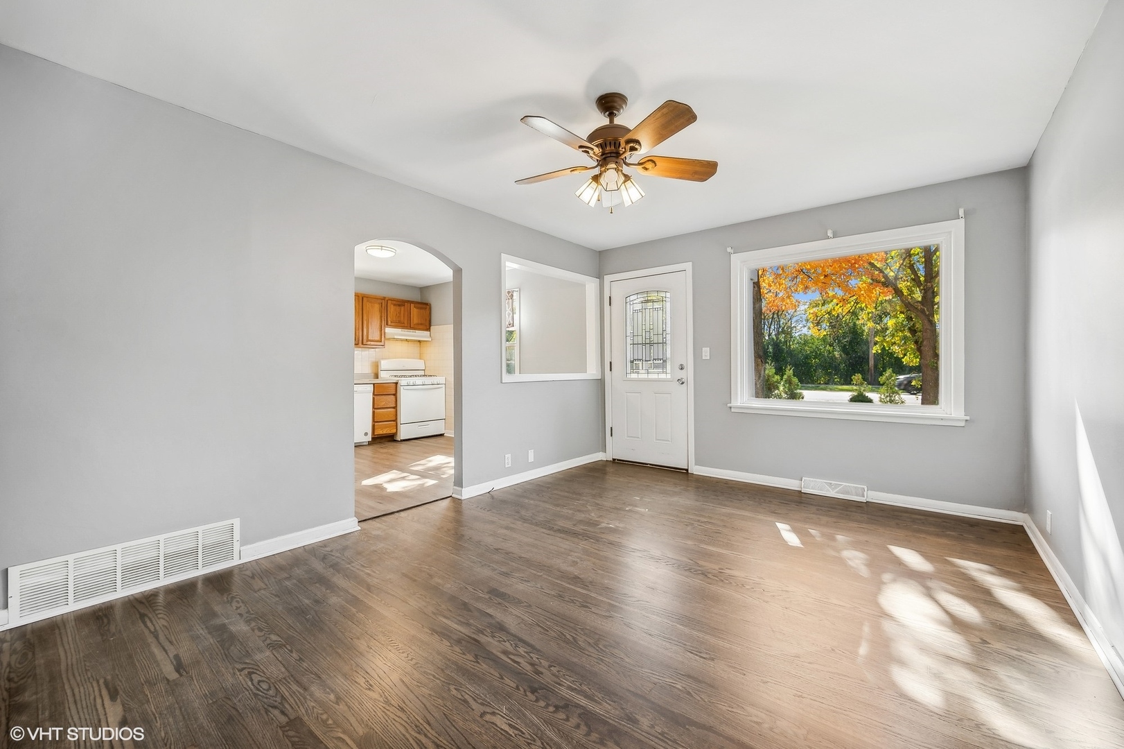 1007 Rockland Road Lake Bluff, IL 60044 - Photo 4 of 10 Gallery Image 4