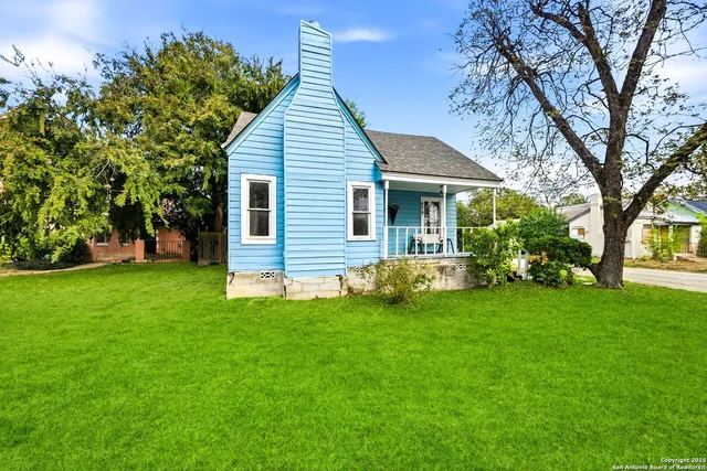 a view of a house with a backyard