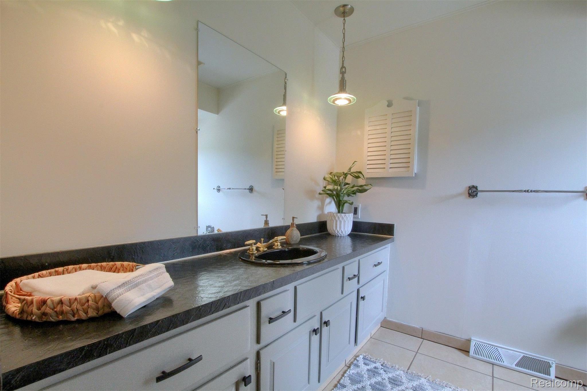 33110 King Road New Boston, MI 48164 - Photo 16 of 31 16-Bathroom.jpg