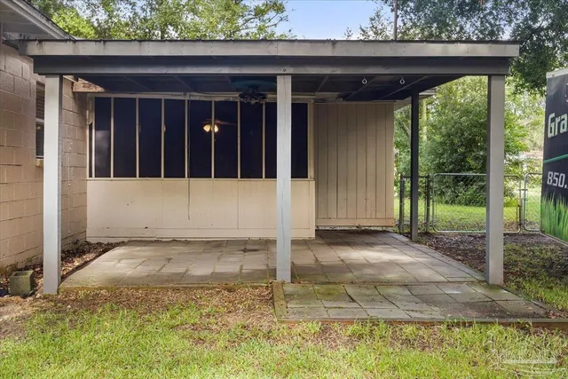 a view of a house with backyard