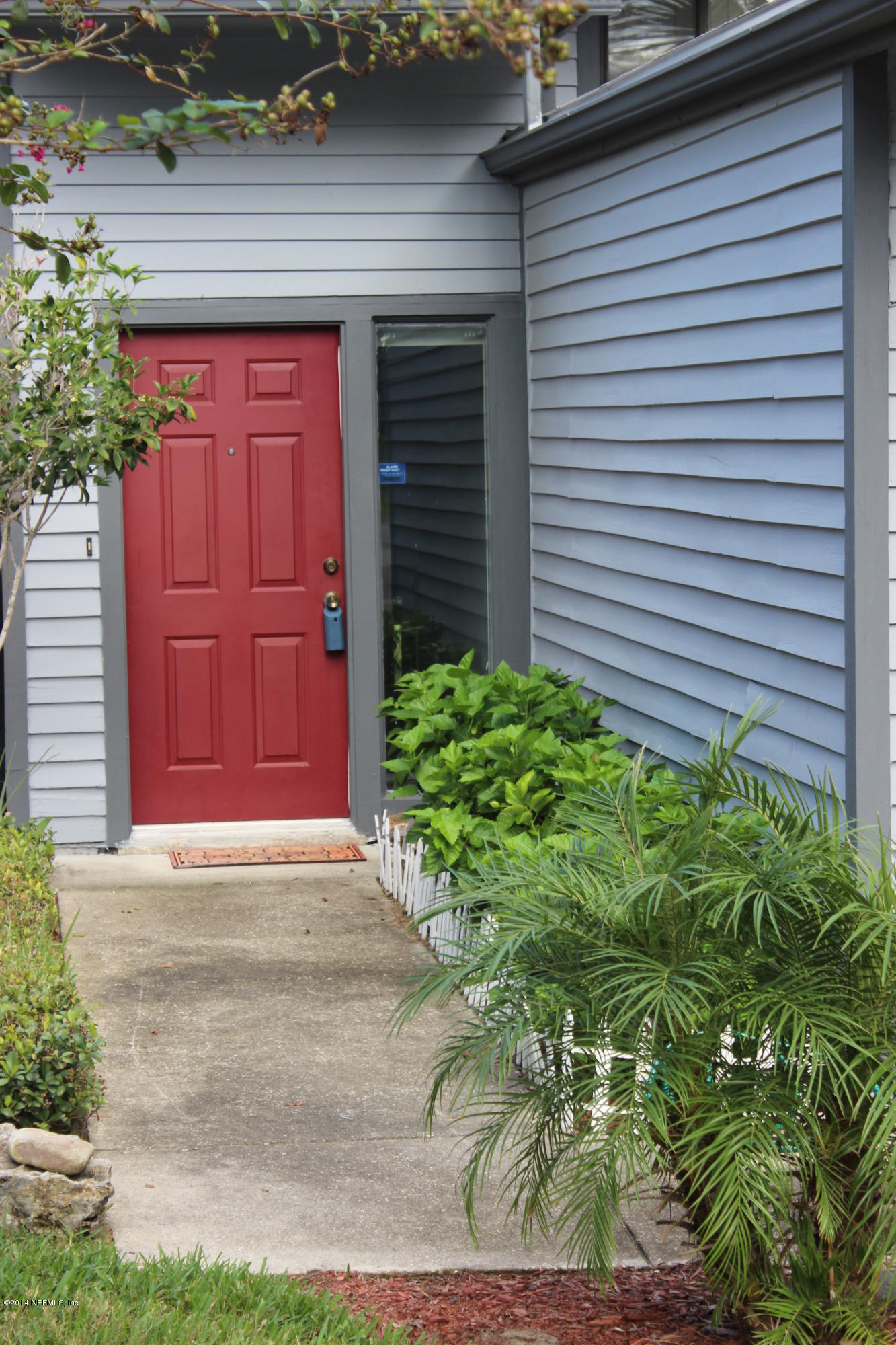 5512 Stanford Road Jacksonville, FL 32207 - Photo 3 of 22 a view of a small house with red door