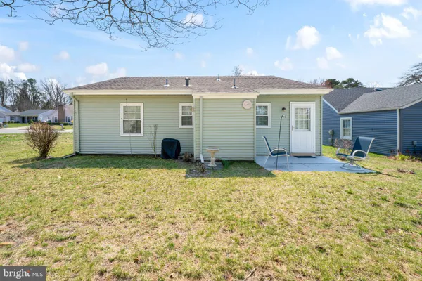 a view of a house with backyard