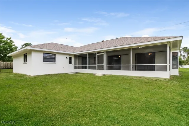 a view of a house with backyard