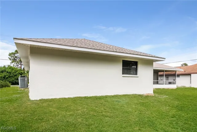 a view of a house with a backyard