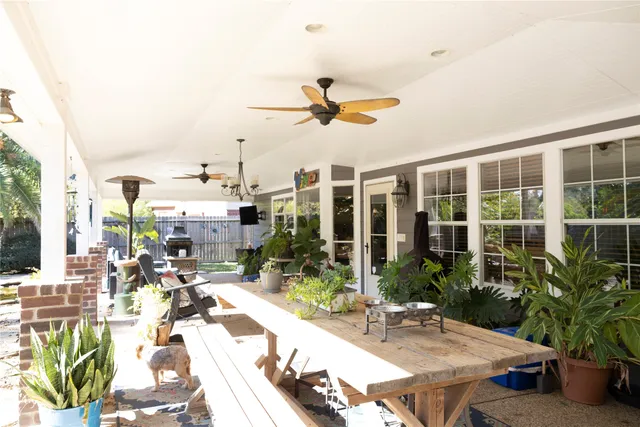 $317,500 | 1015 Highland Woods Drive, Highlands, TX 77562