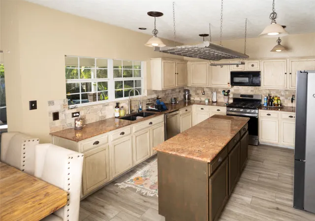 $317,500 | 1015 Highland Woods Drive, Highlands, TX 77562