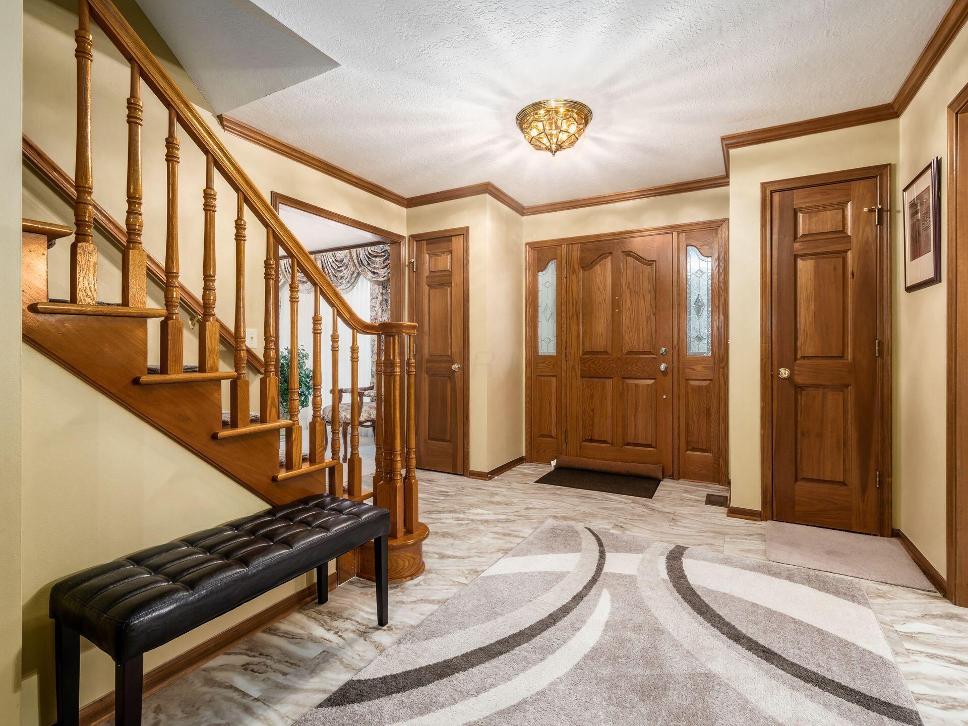 532 Old Farm Road Columbus, OH 43213 - Photo 10 of 75 Foyer