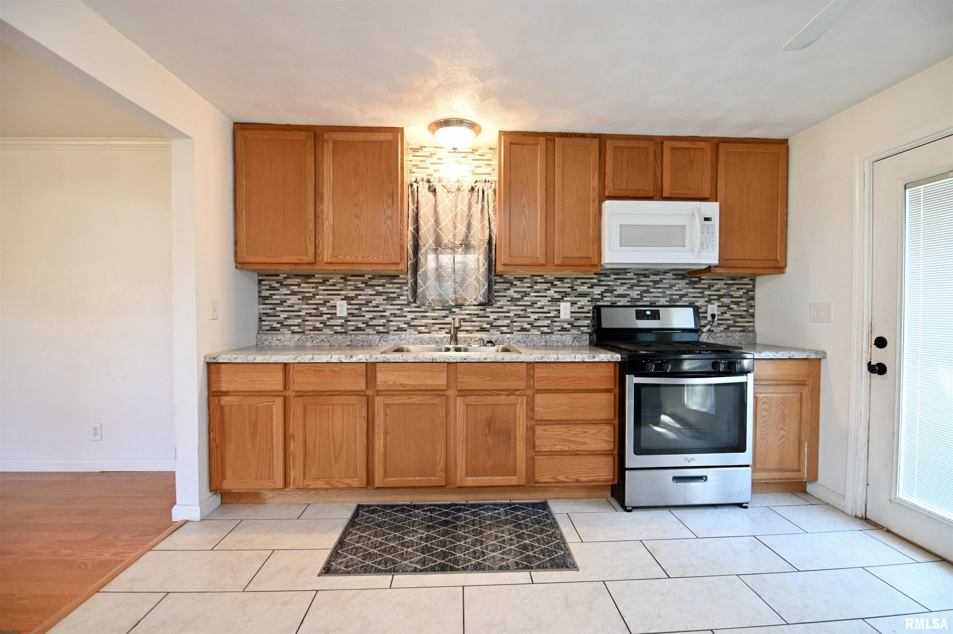 809 Meadow Lane Manito, IL 61546 - Photo 4 of 22 Gallery Image 4