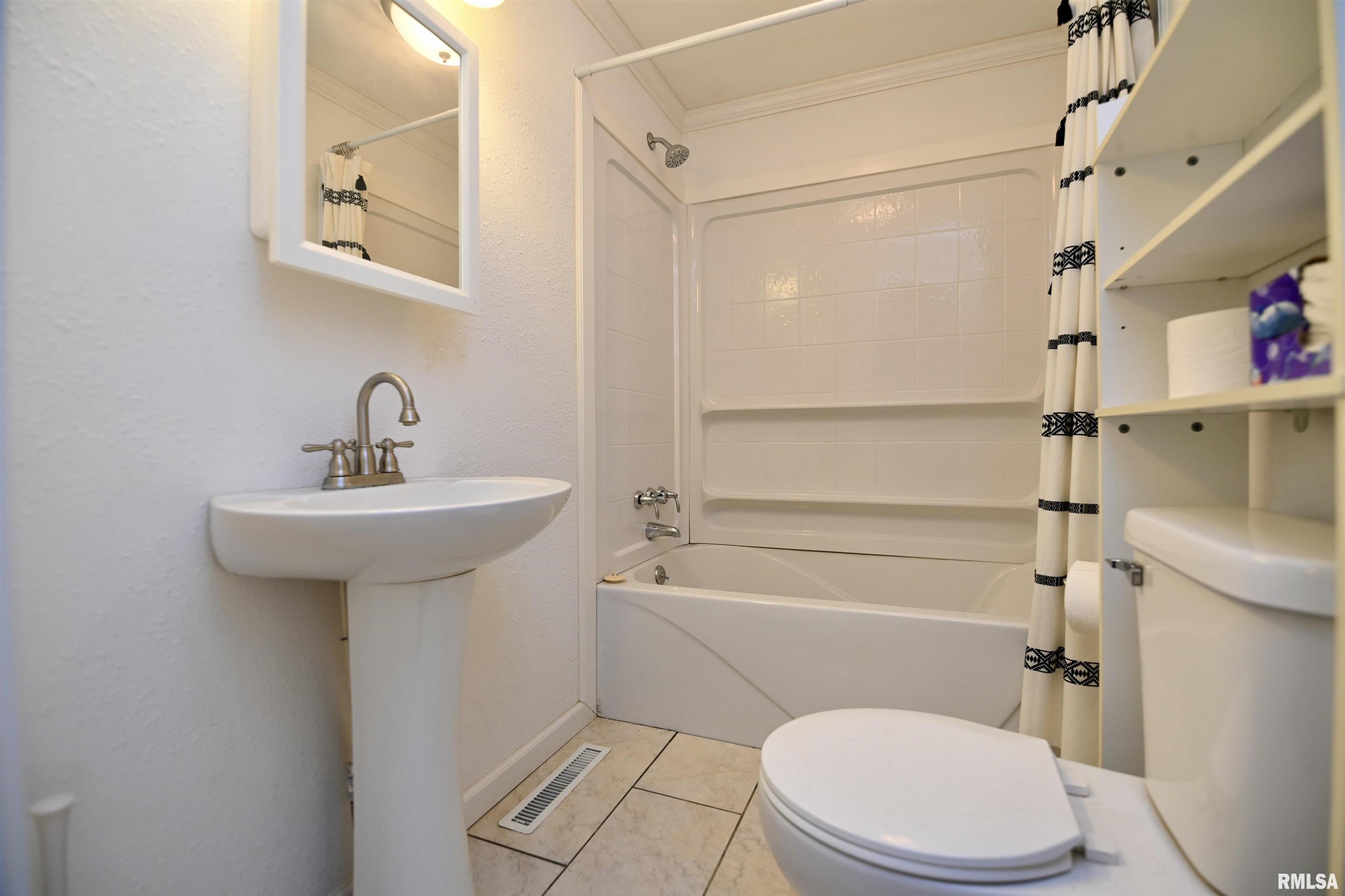 809 Meadow Lane Manito, IL 61546 - Photo 6 of 22 Gallery Image 6