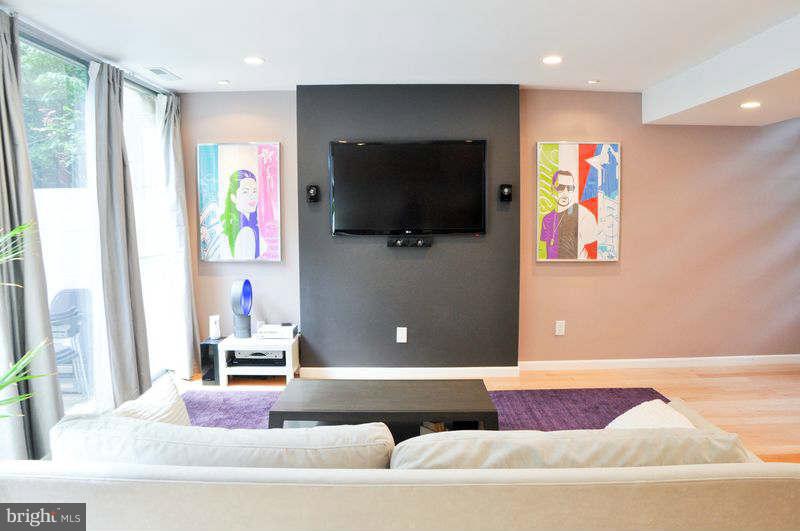 11511 Maple Ridge Road Reston, VA 20190 - Photo 4 of 25 Living Room