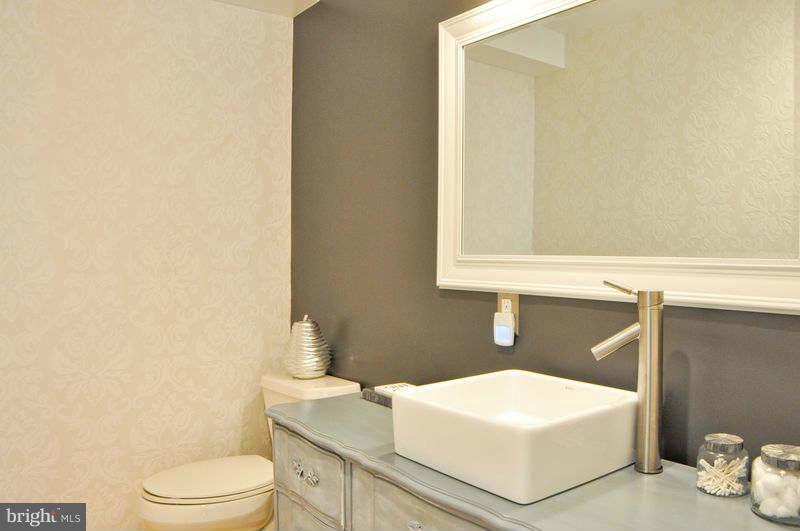 11511 Maple Ridge Road Reston, VA 20190 - Photo 9 of 25 Bath