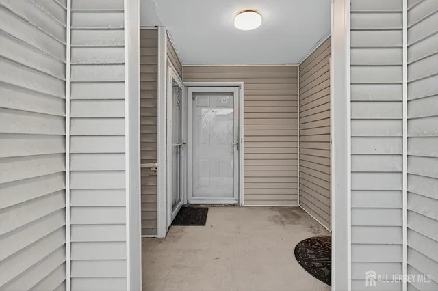 a view of entryway with shower