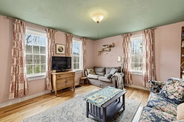 $329,000 | 118 North Leverett Road, Leverett, MA 01054