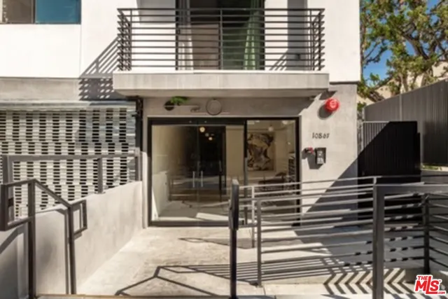 $4,500 | 10867 Fruitland Drive, Unit 501, Studio City, CA 91604
