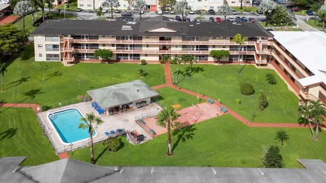 $129,500 | 5300 Washington Street, Unit D206, Hollywood, FL 33021