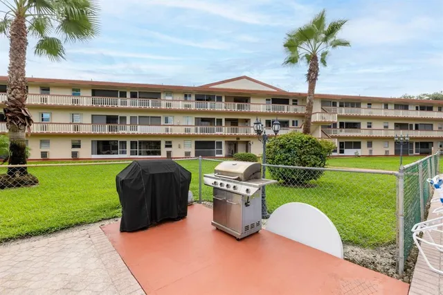 $129,500 | 5300 Washington Street, Unit D206, Hollywood, FL 33021