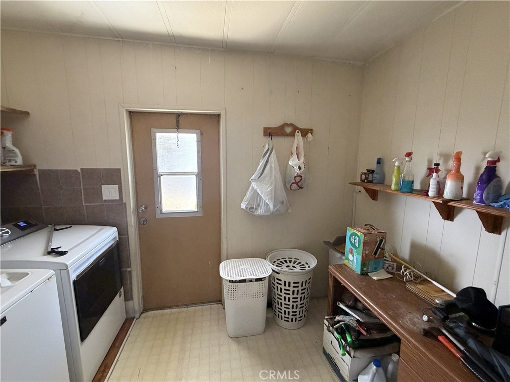 3700 Olds Road, Unit 38 Oxnard, CA 93033 - Photo 13 of 26 Laundry room.