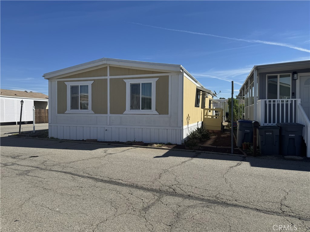 3700 Olds Road, Unit 38 Oxnard, CA 93033 - Photo 25 of 27 Outside view of the home from the right.