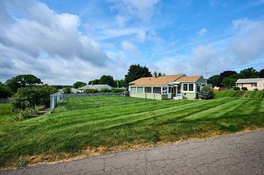 112 Beesley Avenue Chicopee, MA 01013 - Photo 3 of 33