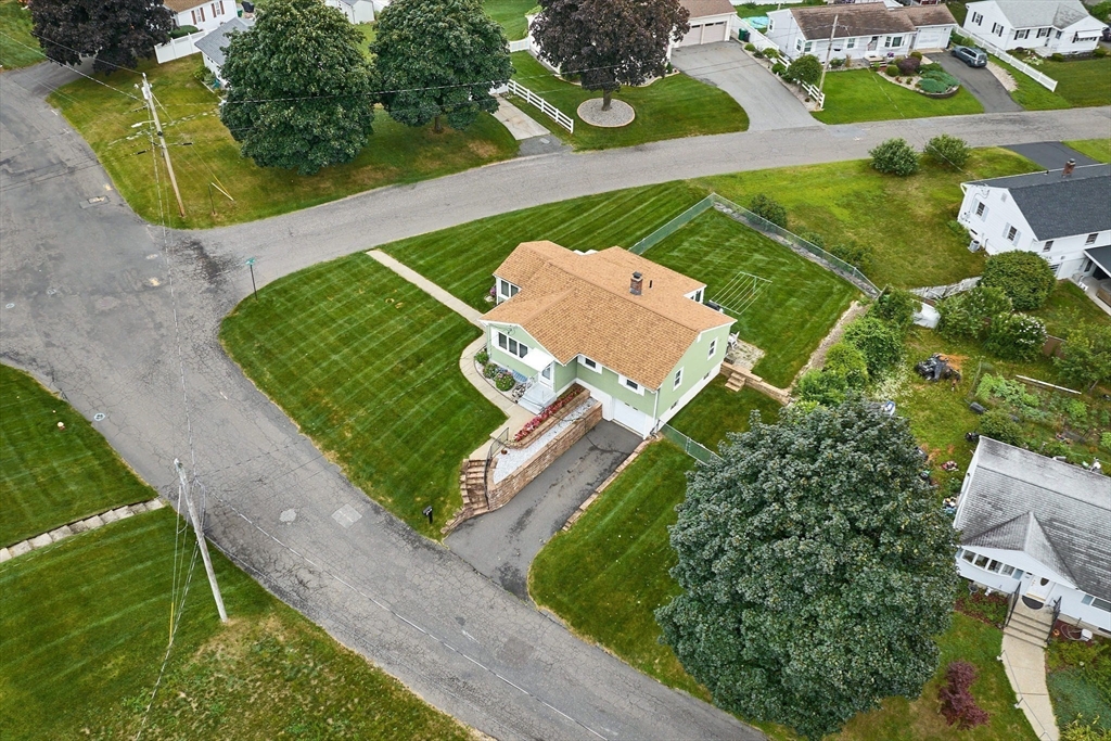 112 Beesley Avenue Chicopee, MA 01013 - Photo 4 of 33