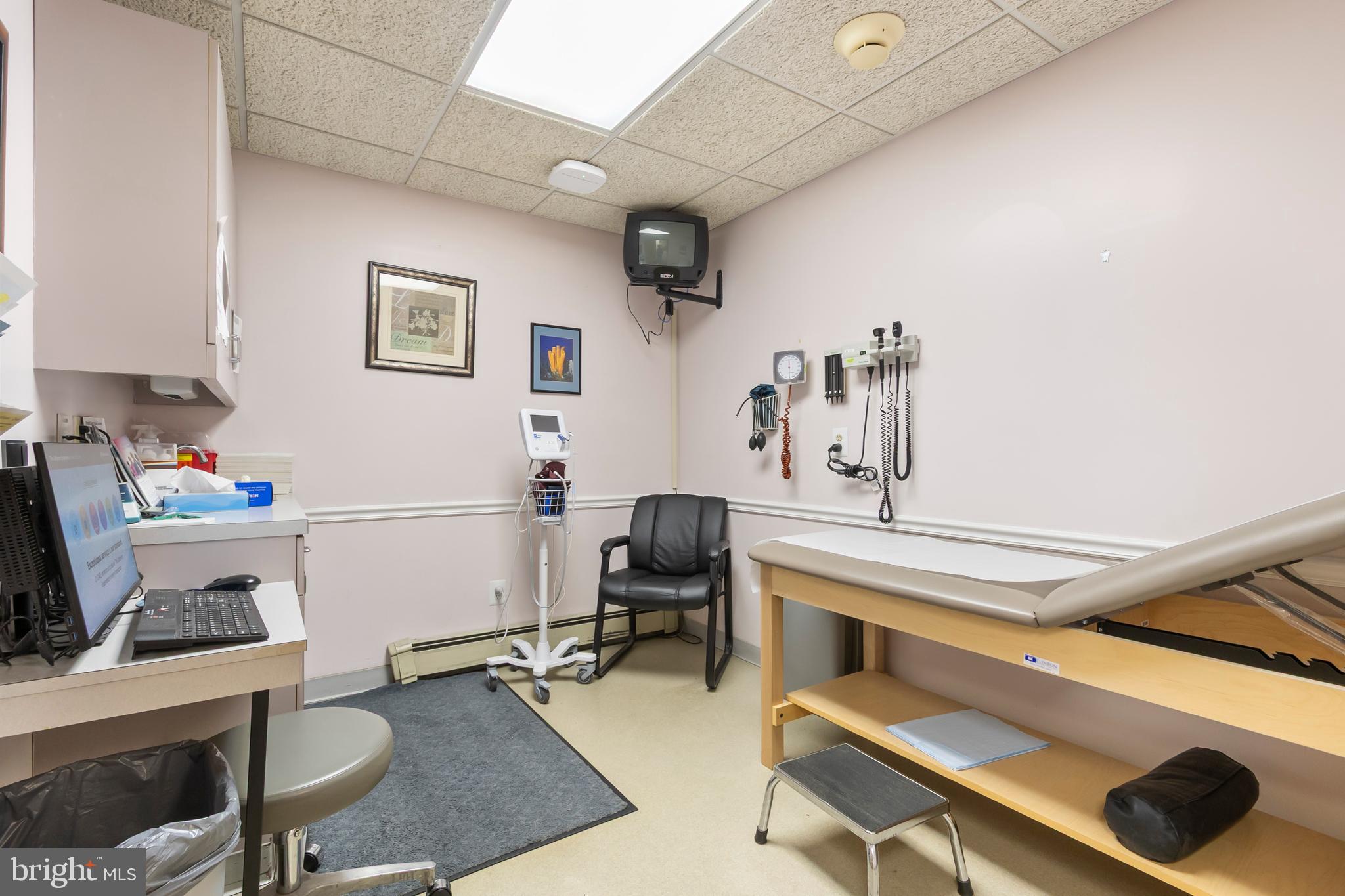 1816-18 East Passyunk Avenue Philadelphia, PA 19148 - Photo 25 of 58 a workspace with furniture and window