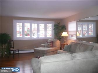 326 Harwicke Road Springfield, PA 19064 - Photo 4 of 12 Living Room
