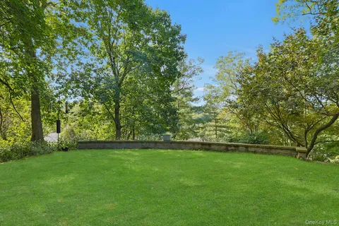 a view of an outdoor space