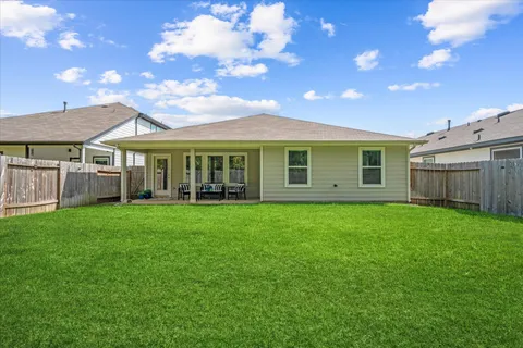 a view of a house with backyard and garden