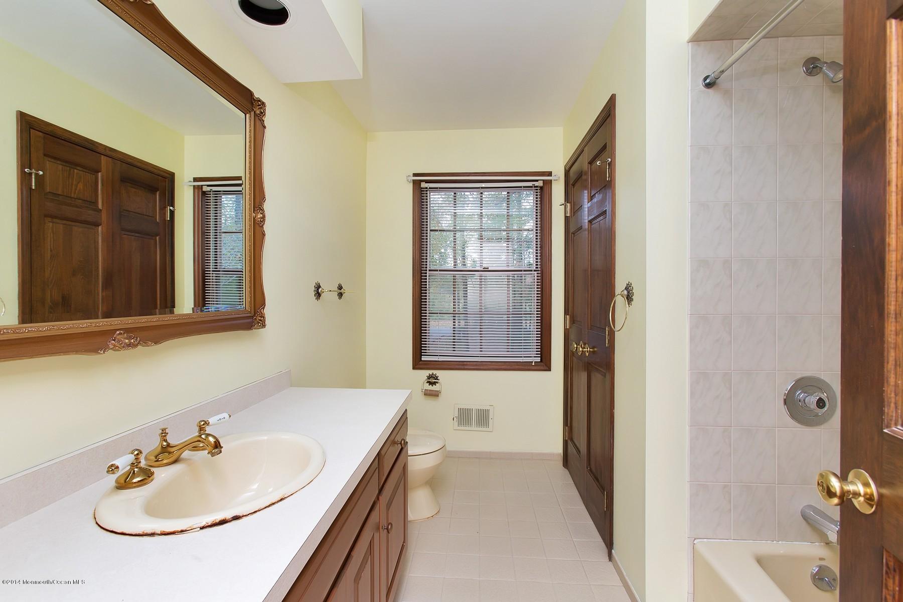 155 Ridge Road Rumson, NJ 07760 - Photo 22 of 33 Full Bath on Second Level