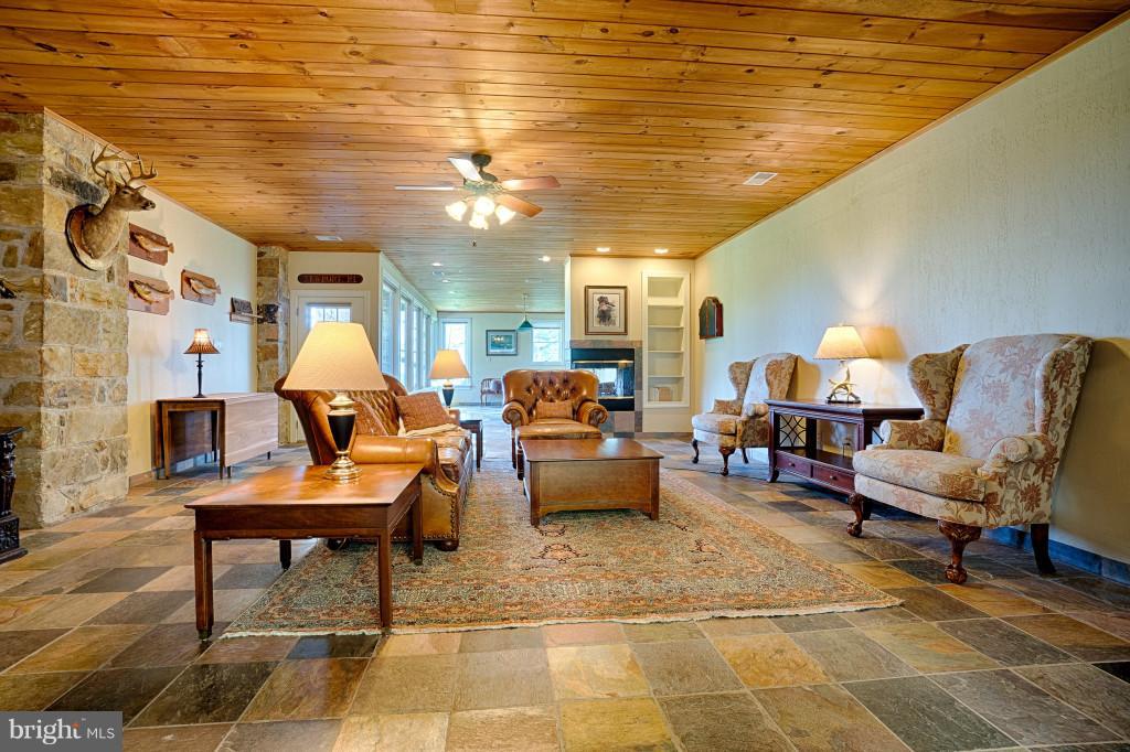 17654 Canby Road Leesburg, VA 20175 - Photo 21 of 29 Great room in guest house