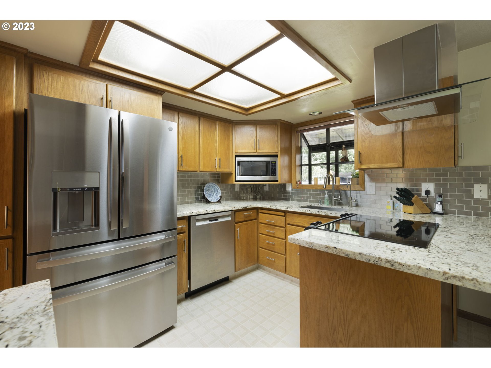 6440 Southwest Alfred Street Portland, OR 97219 - Photo 9 of 30 Kitchen