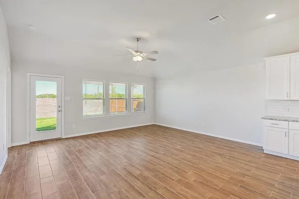 $2,095 | 418 Kingsbury Avenue, Princeton, TX 75407