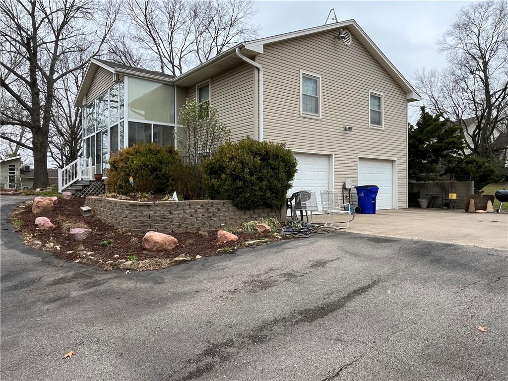 11535 South Clare Road Olathe, KS 66061 - Photo 2 of 10