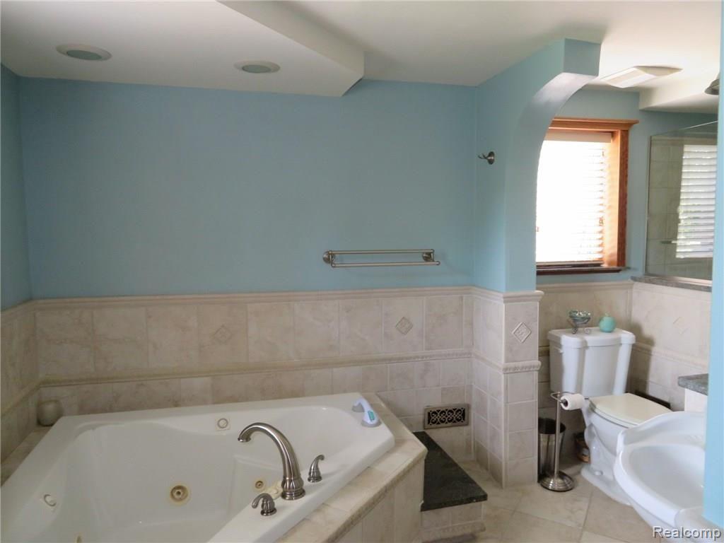 8705 Tindall Road Davisburg, MI 48350 - Photo 25 of 68 masterBath (2).JPG
