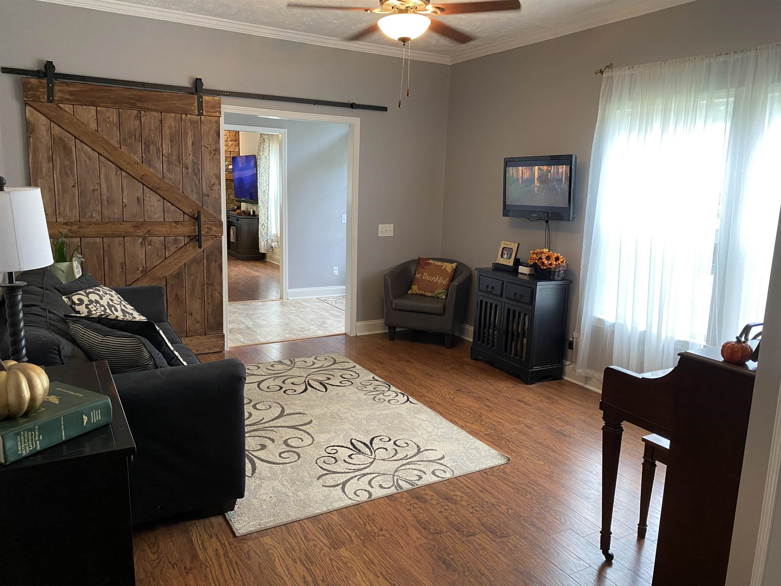 3070 Westport Road Huntingdon, TN 38344 - Photo 9 of 23 a living room with furniture and a window