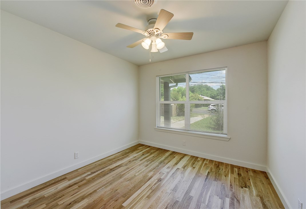 4804 Menchaca Road Austin, TX 78745 - Photo 12 of 38 Main House