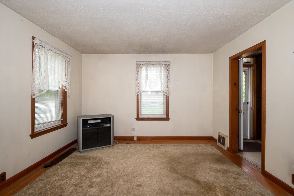 22 Comins Road Oxford, MA 01537 - Photo 5 of 42
