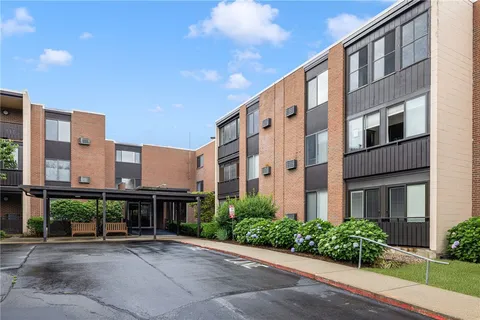 $575,000 | 401 Bellevue Avenue, Unit 308, Newport, RI 02840