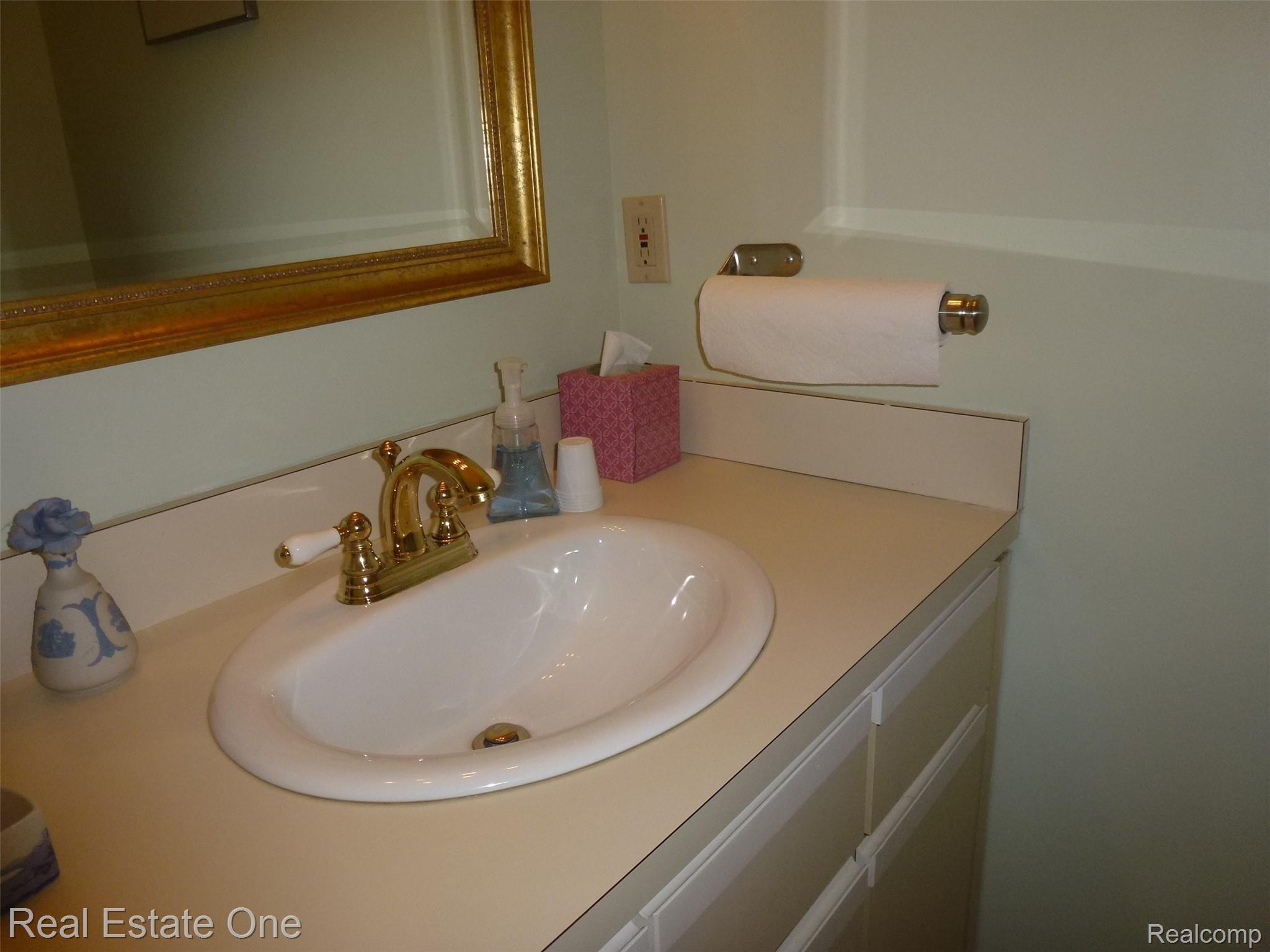 570 Tennyson, Unit 78 Rochester, MI 48307 - Photo 15 of 35 P1060986 2.JPG